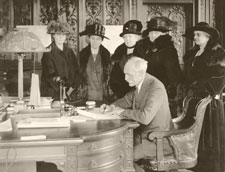 GOVERNOR PINCHOT IN  GOVERNOR'S OFFICE, CA. 1923 